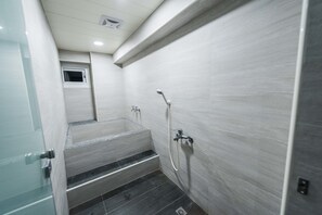 Free toiletries, hair dryer, slippers, towels - Luftpause Hostel (Kaohsiung)
