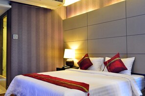 In-room safe, individually decorated, rollaway beds, free WiFi - The 93 Hotel (Bangkok)