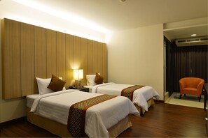 In-room safe, individually decorated, rollaway beds, free WiFi - The 93 Hotel (Bangkok)