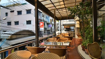 Se sirven desayunos, almuerzos y cenas; cocina local e internacional