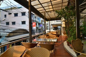 บริการอาหารเช้า อาหารกลางวัน อาหารเย็น, อาหารท้องถิ่นและนานาชาติ