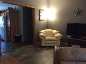 Téléviseur connecté, lecteur de DVD, livres