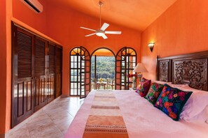 5 quartos, cofres nos quartos, escrivaninha, quartos à prova de som