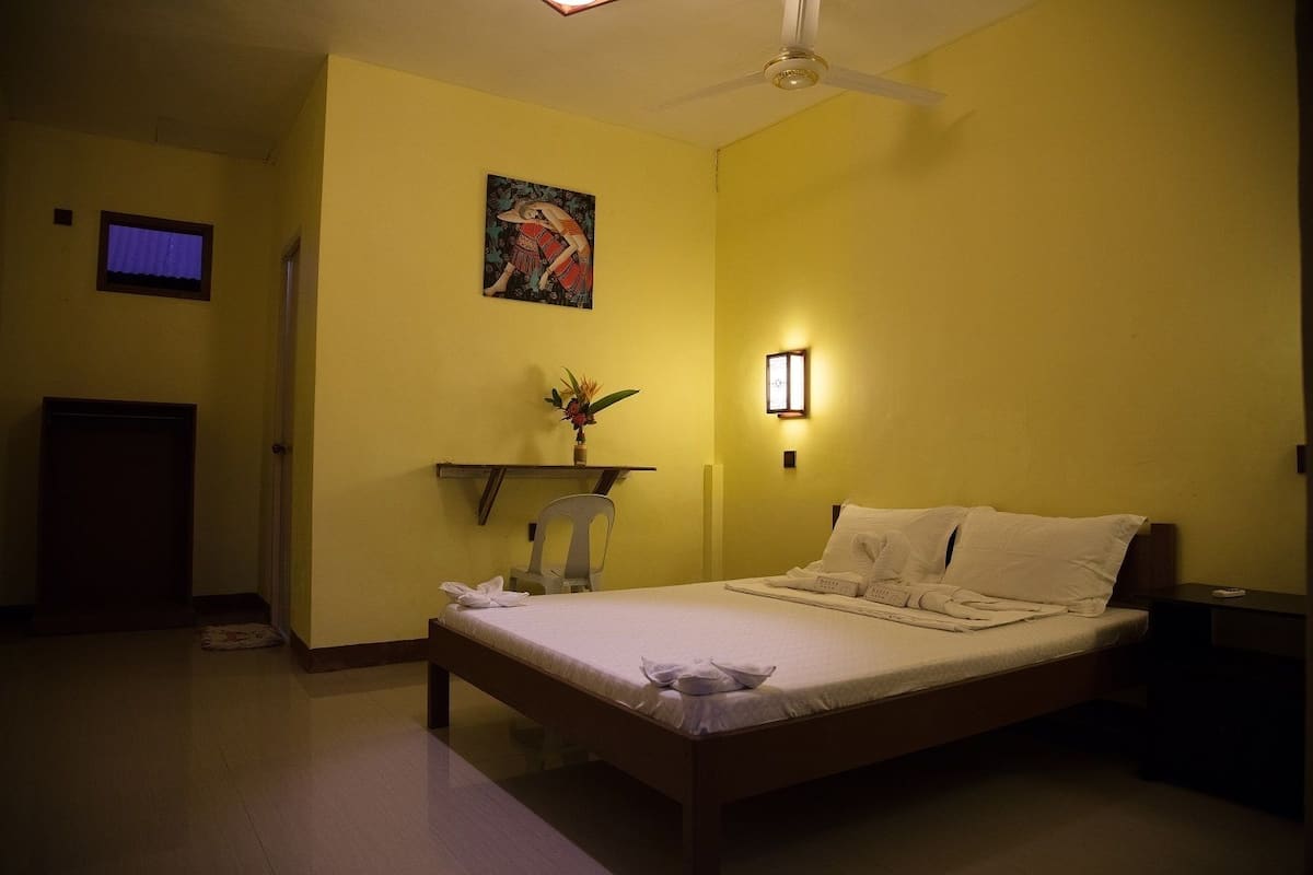 Chambre, 1 grand lit | Décoration personnalisée, bureau, rideaux occultants