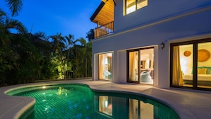 A modern house with a swimming pool, large windows, and a balcony. - Baan Fah Sai (Koh Samui)