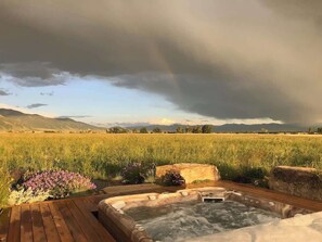 Outdoor spa tub