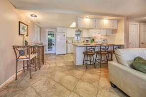 Interior - Sandcastle Cottage - Screened Patio - Fenced Yard - Pets OK (Venice)