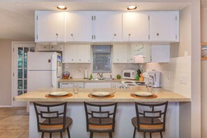 Fridge, microwave, oven, stovetop - Sandcastle Cottage - Screened Patio - Fenced Yard - Pets OK (Venice)