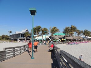Beach nearby, sun loungers, beach towels - Sandcastle Cottage - Screened Patio - Fenced Yard - Pets OK (Venice)