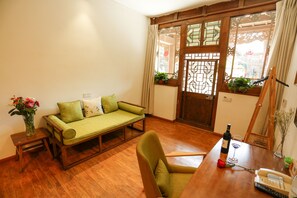 Deluxe Double Room | Living area | TV