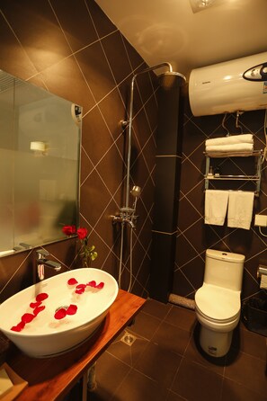 Comfort Twin Room | Bathroom | Shower, free toiletries, slippers, towels