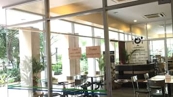 Serveert ontbijt, lunch, diner, Thaise gerechten