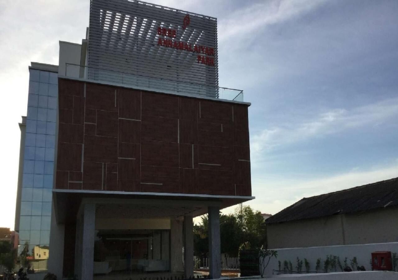 Un edifici modern amb un gran cartell a la part superior.