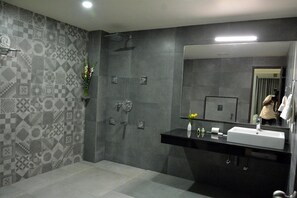 Dusche, Komfortbadewanne, Regendusche, kostenlose Toilettenartikel