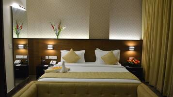 Ropa de cama de alta calidad, cubrecamas, minibar y cortinas blackout