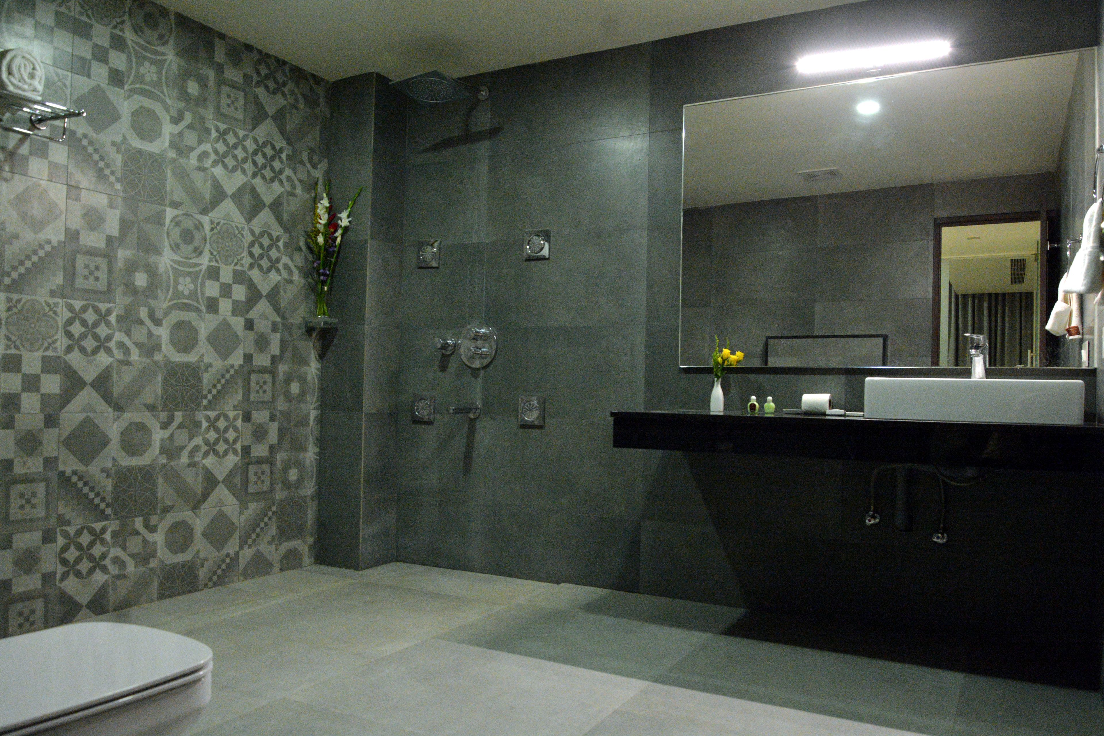 Chambre Deluxe, 1 très grand lit, non-fumeur, vue sur le jardin | Salle de bain | Douche, baignoire profonde, douche cascade