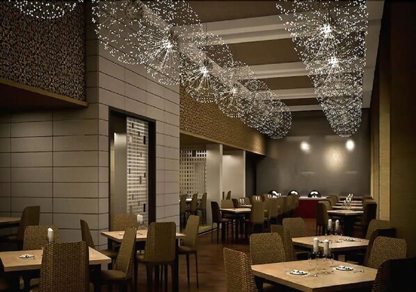 Déjeuner, dßner et souper servis sur place; cuisine internationale