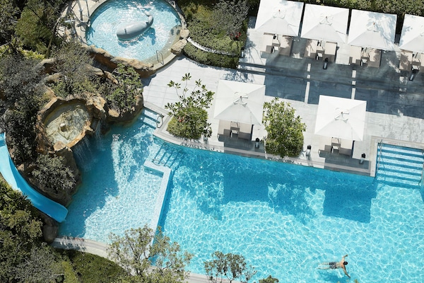 Piscina all'aperto, ombrelloni da piscina, lettini