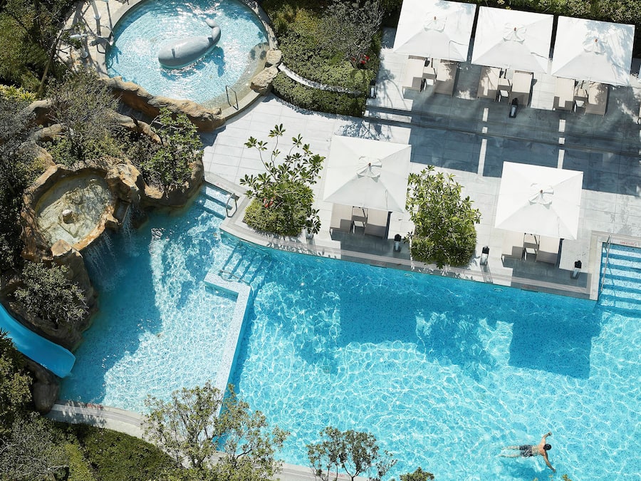 Piscina externa, funciona das 7h às 22h, guarda-sóis, espreguiçadeiras