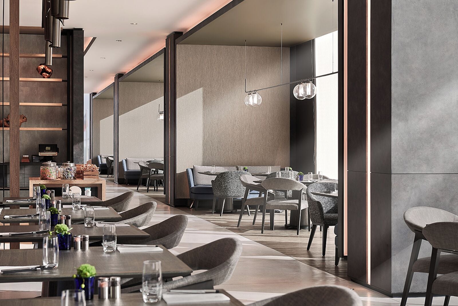 Un restaurante moderno con una barra larga, varias zonas de estar y vistas a la ciudad.