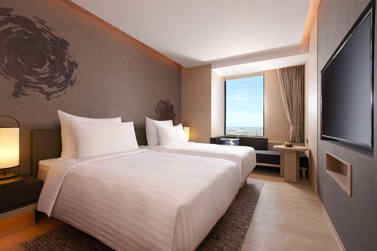 ห้องซู พีเรีย, เตียงเดี่ยว 2 เตียง (Main building, 2 single beds) | เครื่องนอนระดับพรีเมียม, มินิบาร์ฟรี, ตู้นิรภัยในห้องพัก, โต๊ะทำงาน