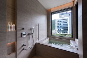 Separate tub and shower, spring water tub, free toiletries, hair dryer - Mu Jiao Xi Hotel (Jiaoxi)