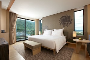 Twilight Deluxe Patio Room (Main building, 1 king) | Premium bedding, free minibar, in-room safe, individually decorated - Mu Jiao Xi Hotel (Jiaoxi)