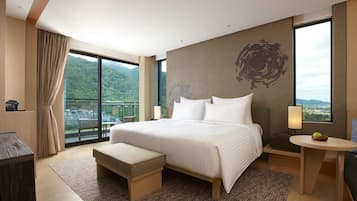 Chambre Double Deluxe (Main building, 1 king + 1 single) | Literie de qualité supérieure, articles gratuits dans le mini-bar