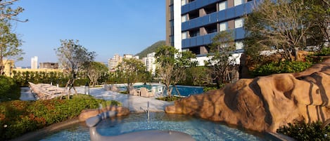 Una piscina al aire libre (de 07:00 a 22:00), sombrillas, tumbonas