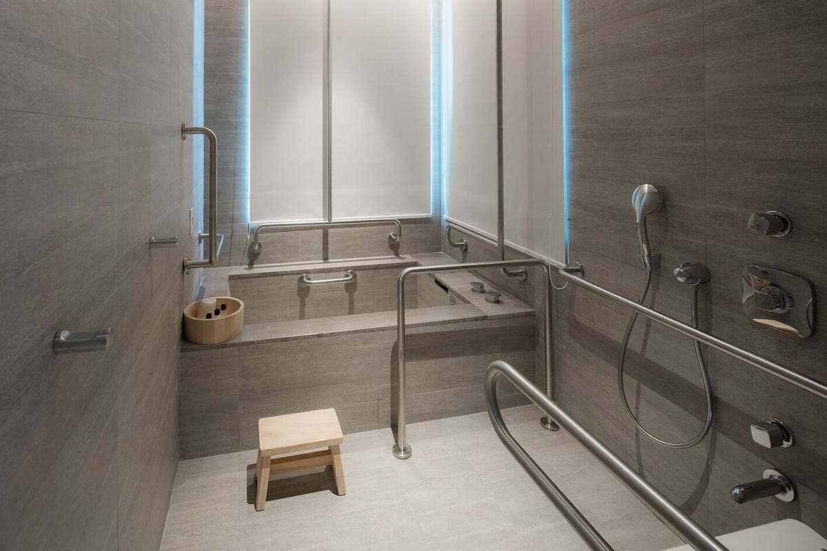 Accessible Guest Room (Main building, 1 king) | Bathroom | Separate tub and shower, spring water tub, free toiletries, hair dryer