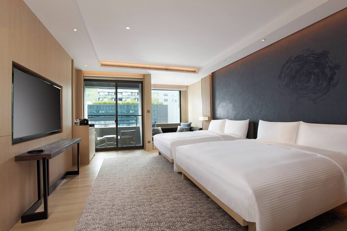 HILL Deluxe Reserve Patio Twin Room | เครื่องนอนระดับพรีเมียม, มินิบาร์ฟรี, ตู้นิรภัยในห้องพัก, โต๊ะทำงาน