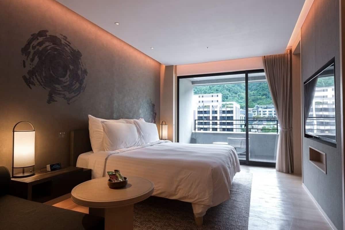 accessible guest room (main building, 1 king) | 1 bedroom, premium bedding, free minibar, in-room safe