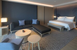 HILL Deluxe Reserve Patio Room (Reserve building, 1 king) | Premium bedding, free minibar, in-room safe, individually decorated - Mu Jiao Xi Hotel (Jiaoxi)