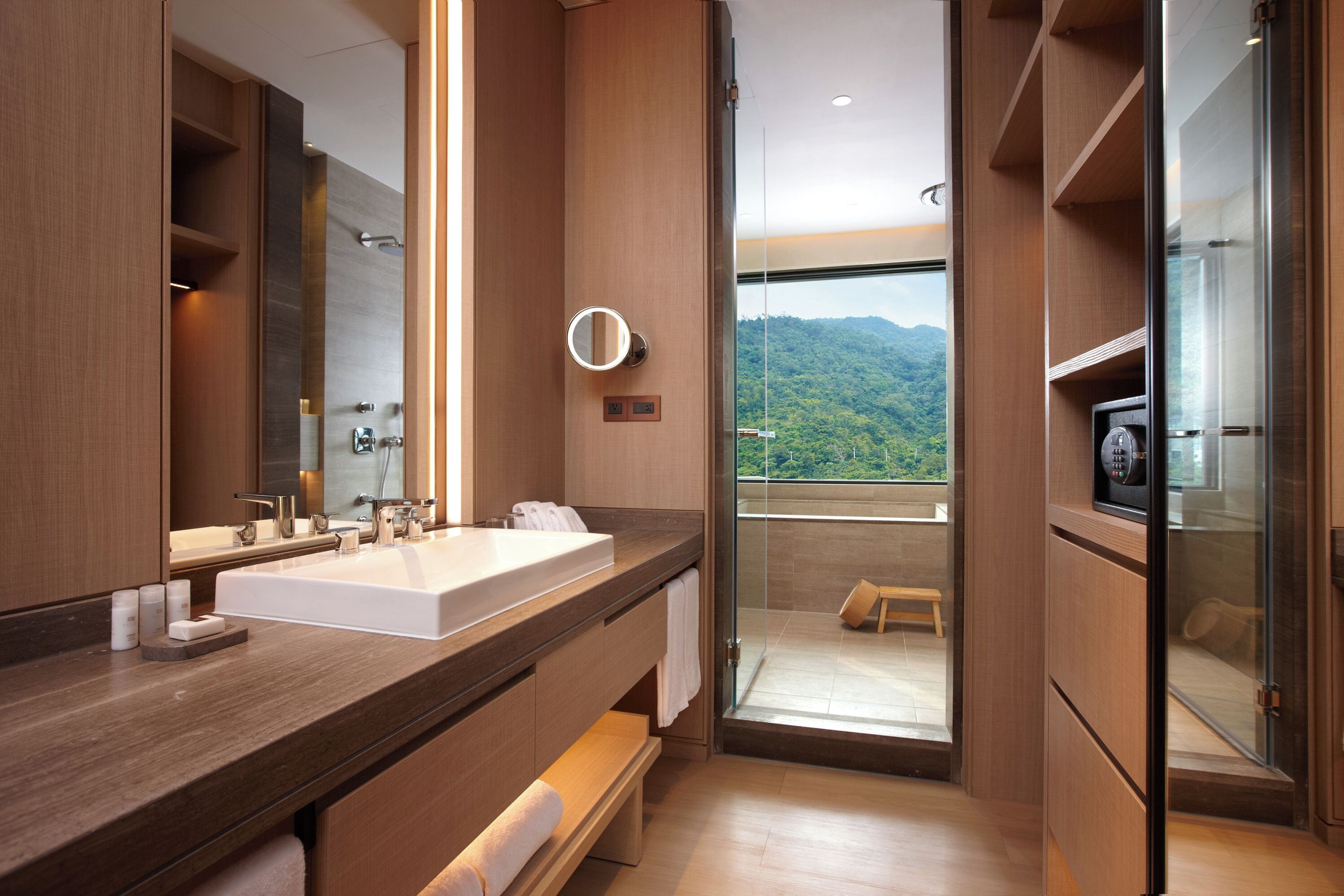 Separate tub and shower, spring water tub, free toiletries, hair dryer