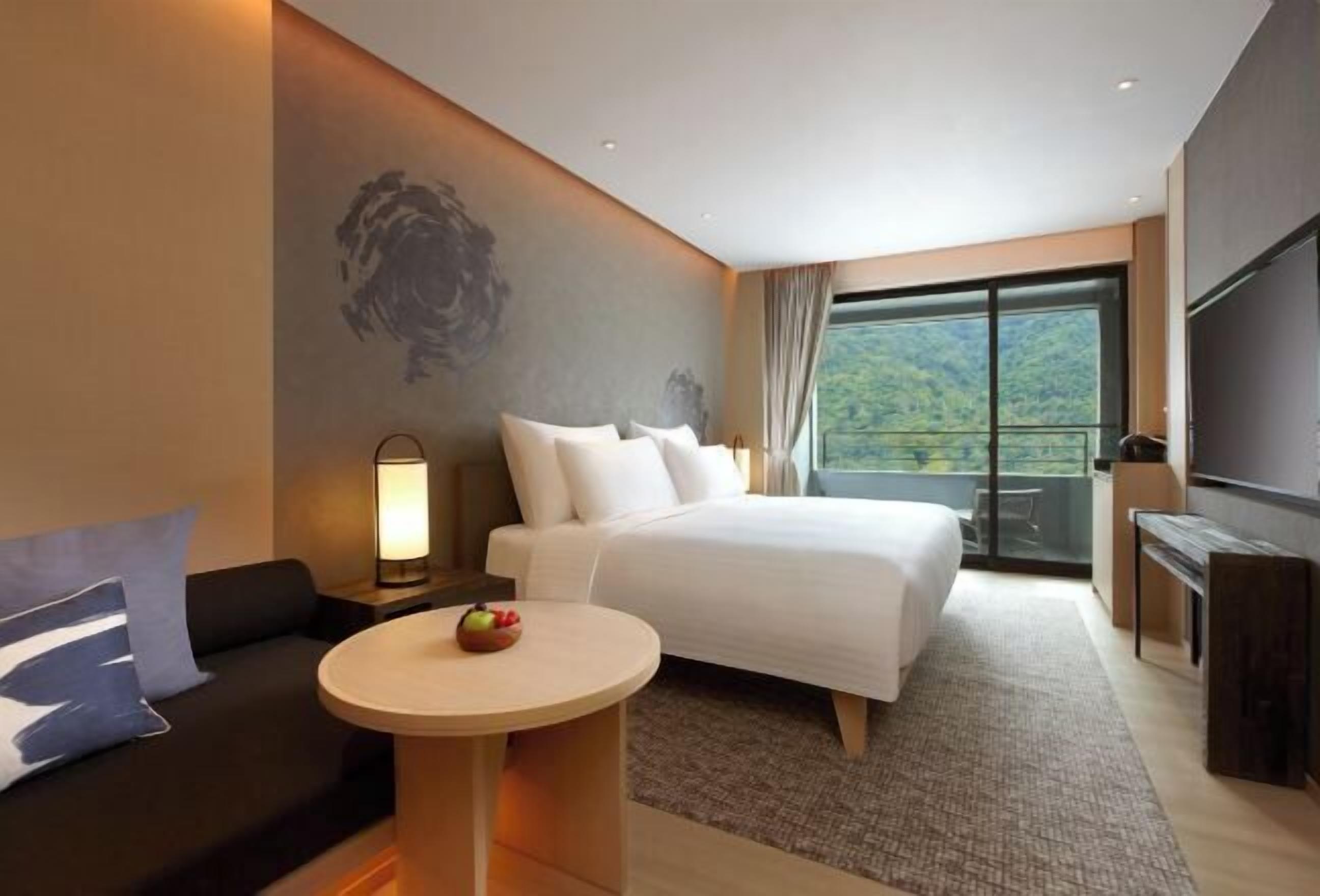 Premium bedding, minibar (free items), in-room safe, desk