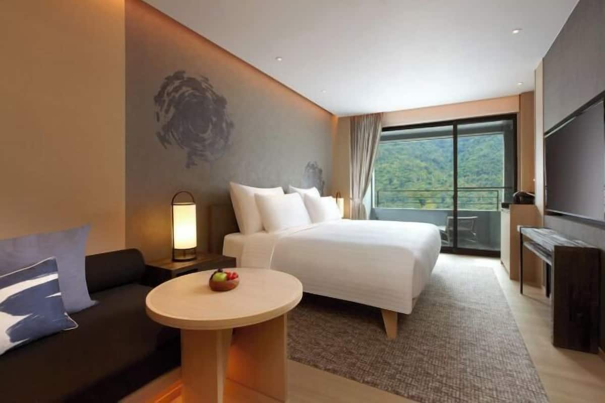 Premium bedding, minibar (free items), in-room safe, desk