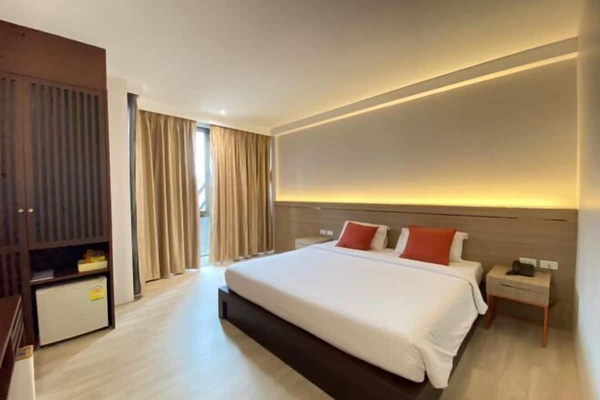 Minibar, rollaway beds, free WiFi