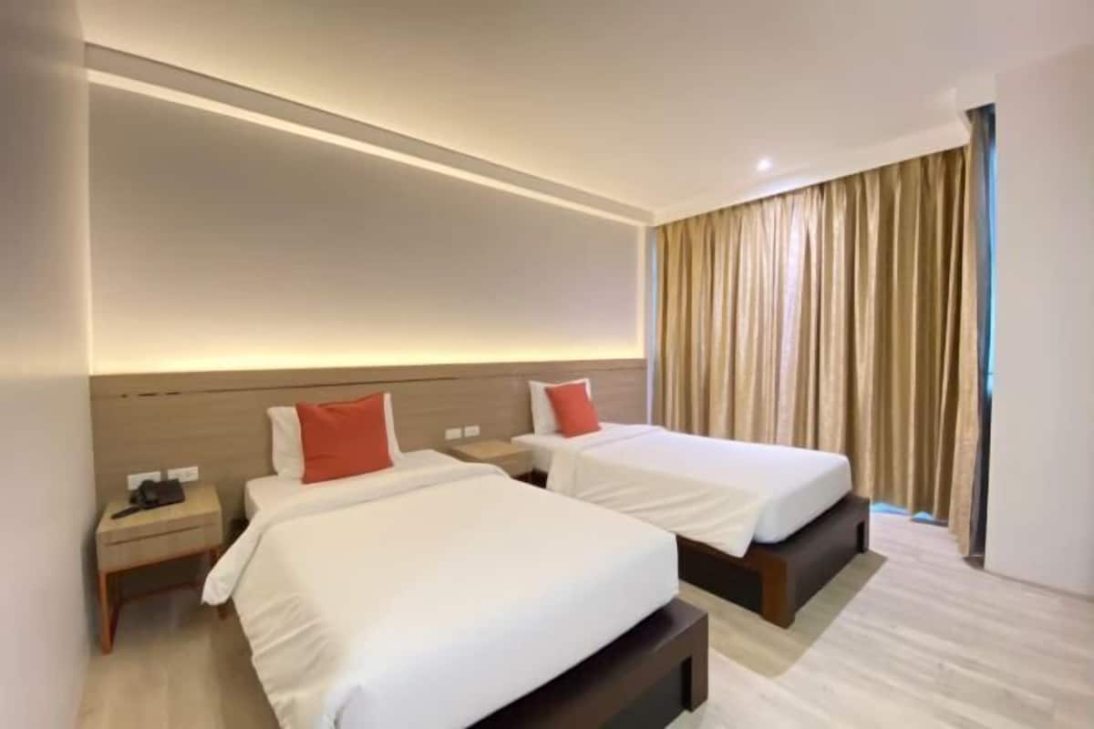 Minibar, rollaway beds, free WiFi
