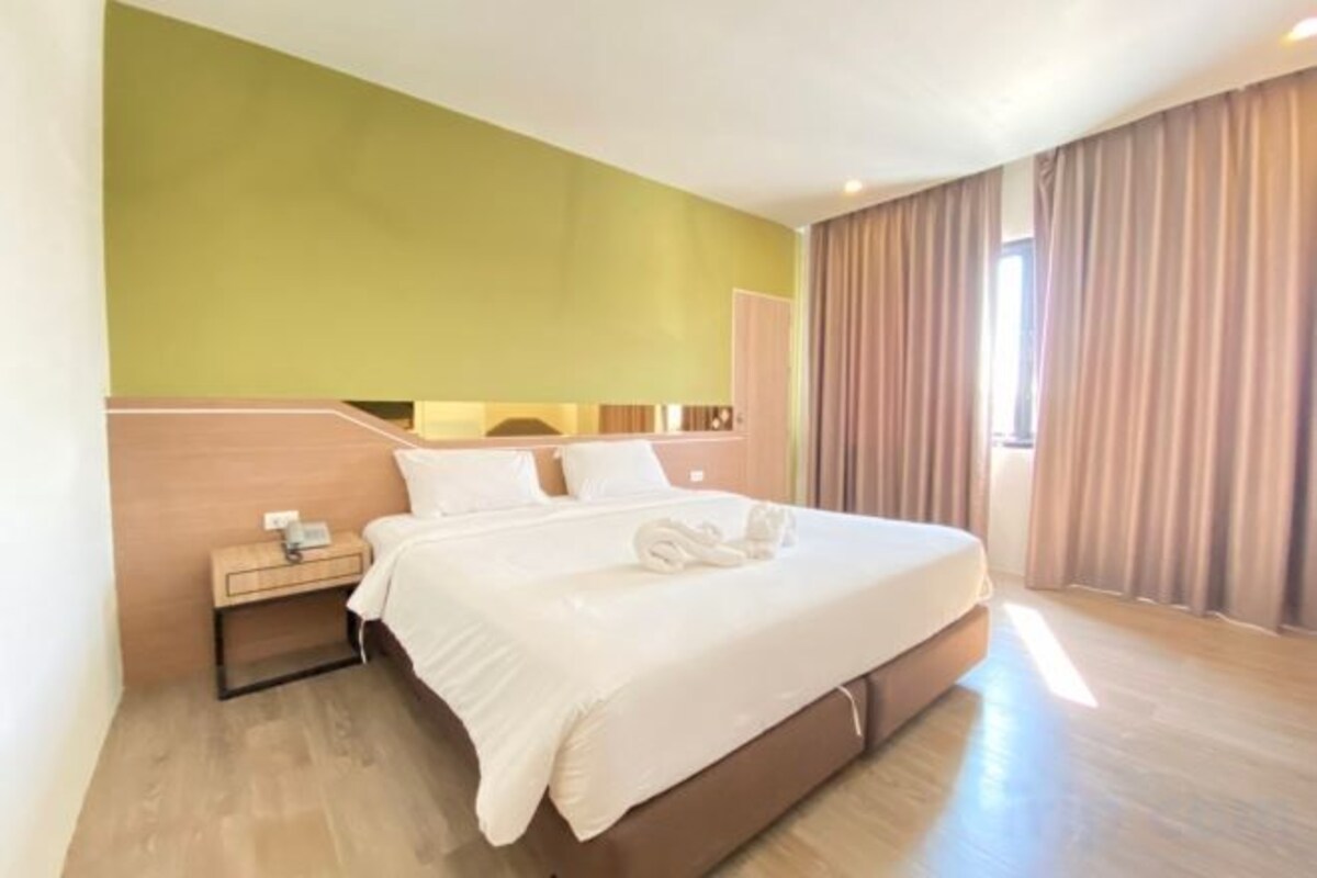 Minibar, rollaway beds (surcharge), WiFi (free)