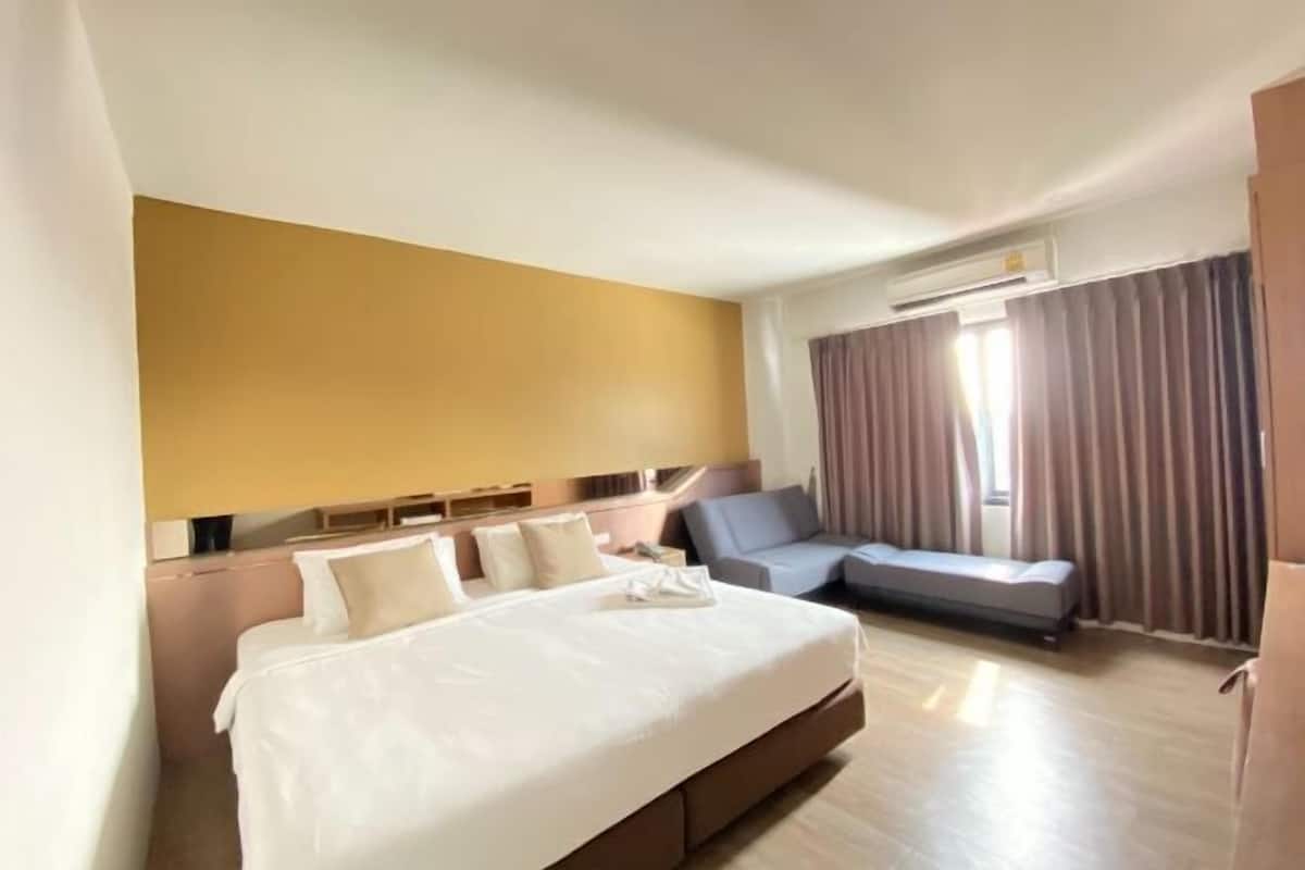 Minibar, rollaway beds, free WiFi
