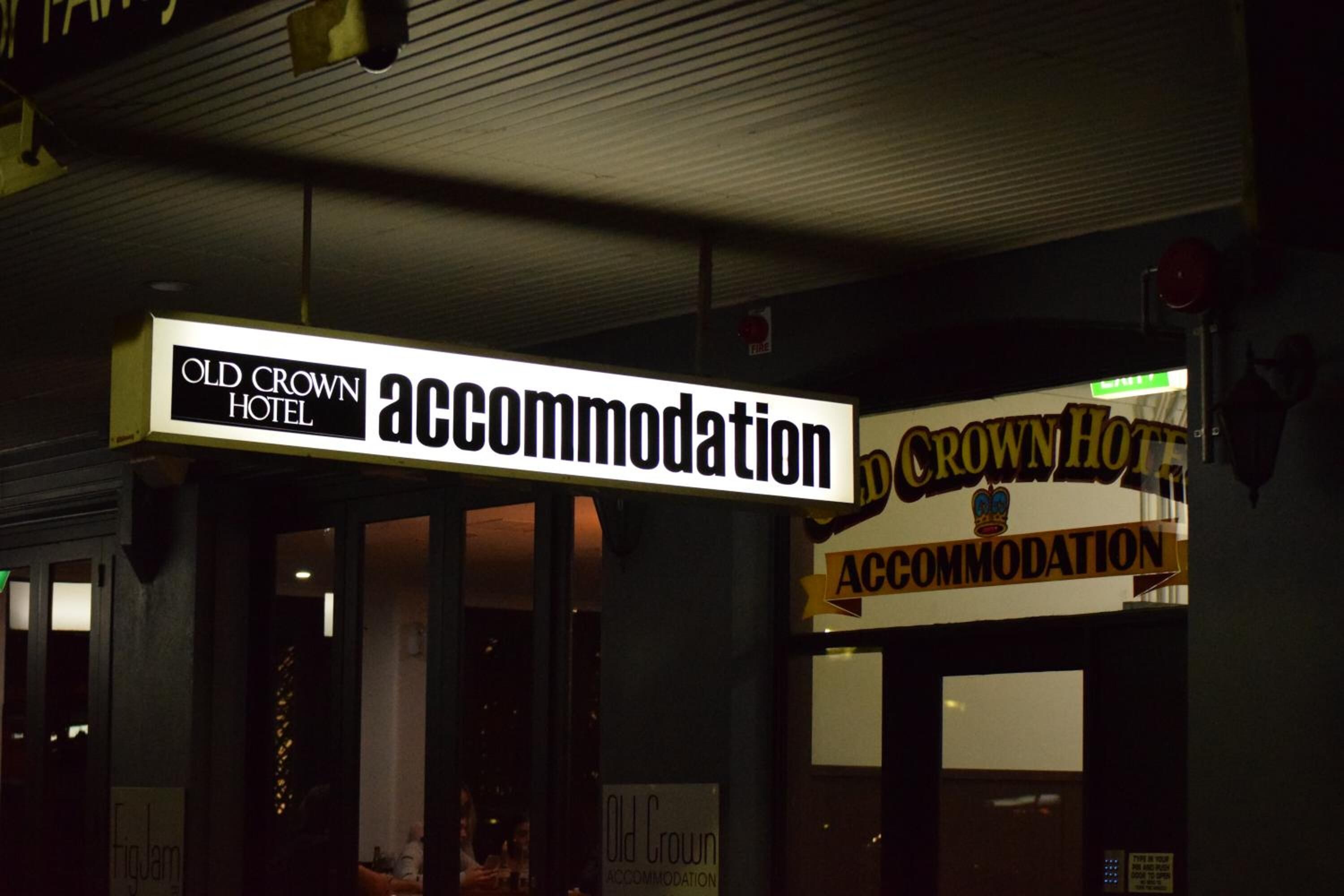 El exterior del Hotel Old Crown, con un letrero visible que indica 'accommodation'.