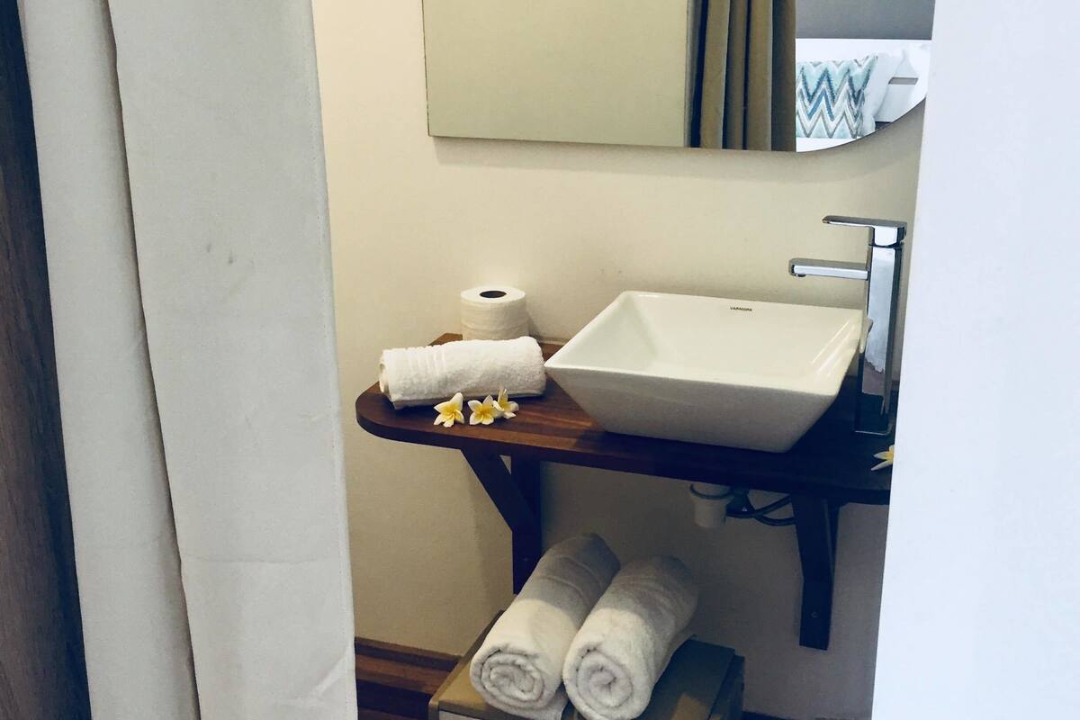 Quarto | Roupas de cama premium, quartos à prova de som, Wi-Fi de cortesia