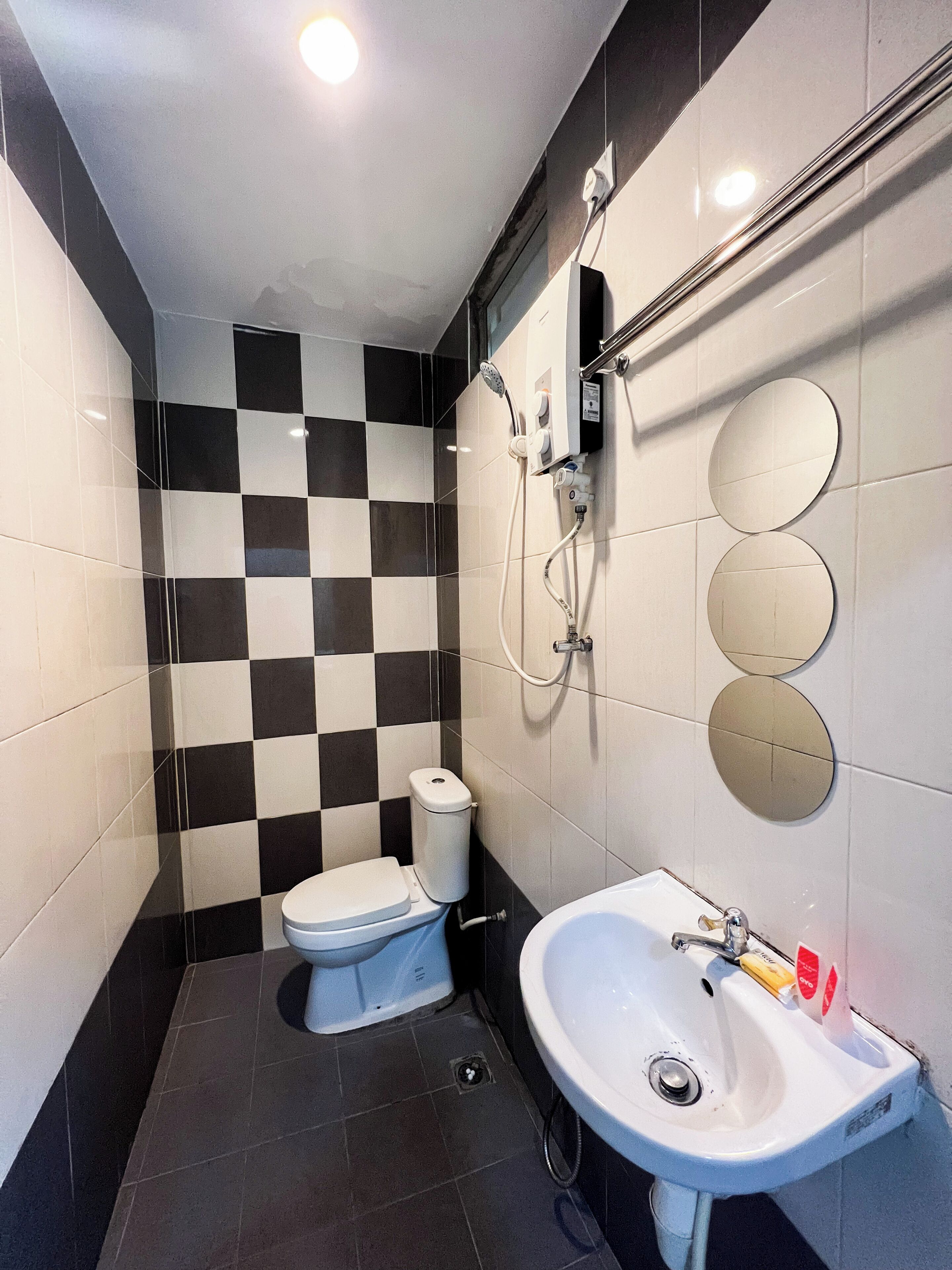 shower, rainfall showerhead, free toiletries, hair dryer