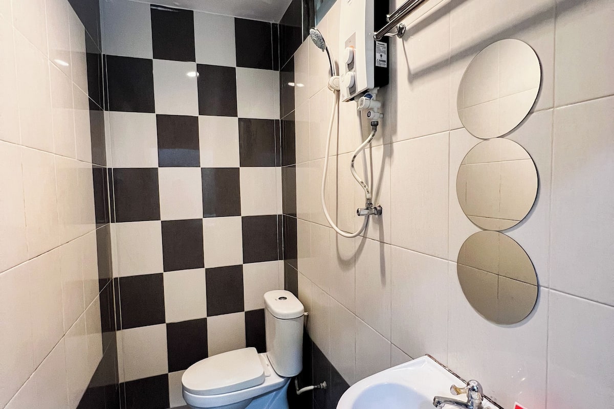 shower, rainfall showerhead, free toiletries, hair dryer