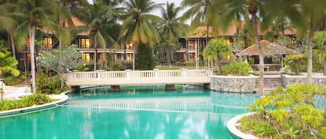 Piscine extérieure, chaises longues