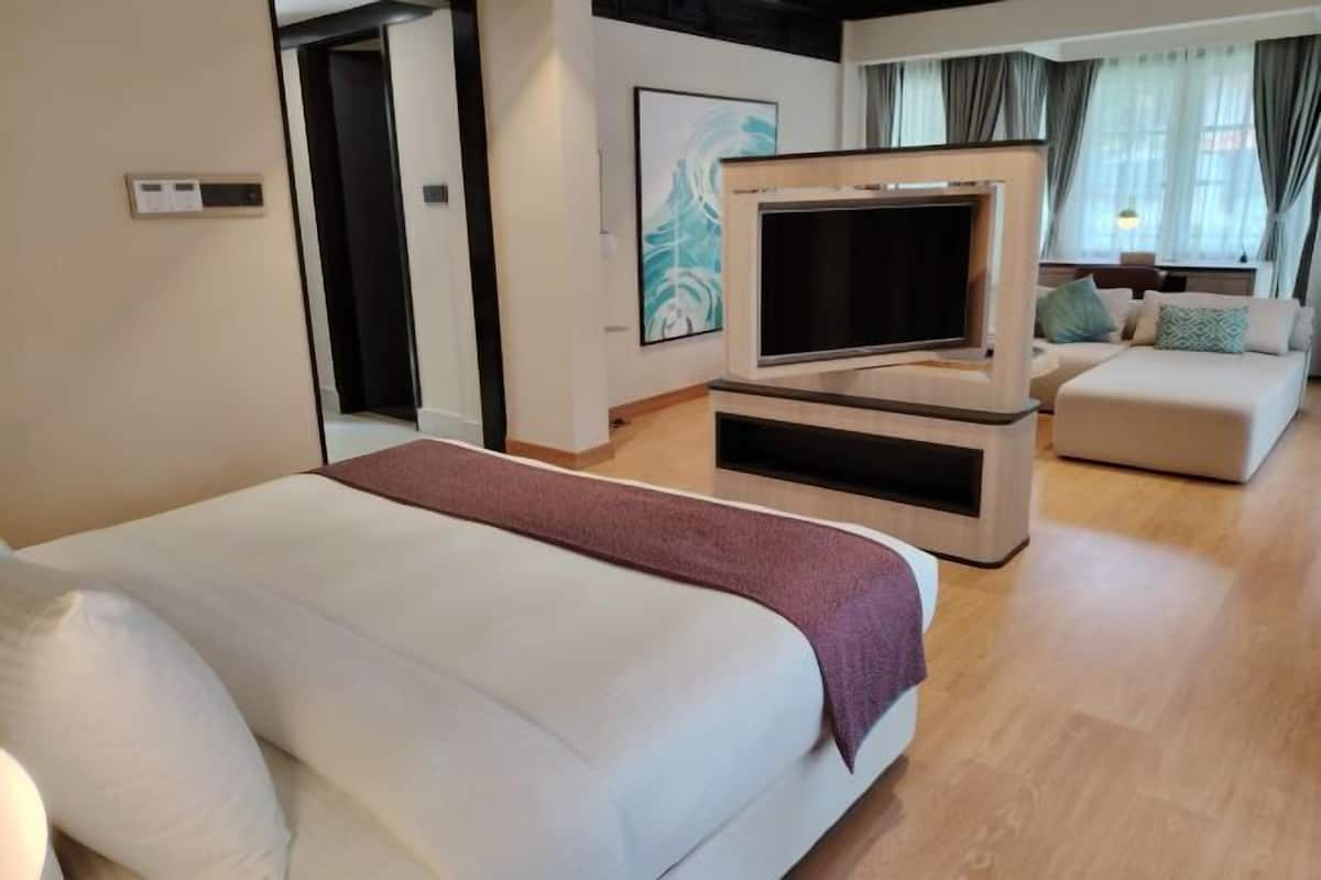 Minibar, in-room safe, desk, soundproofing