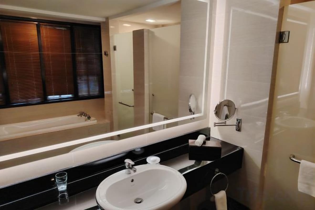 Bathroom | Free toiletries, slippers, towels