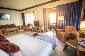 Studio Suite | Minibar, in-room safe, desk, soundproofing