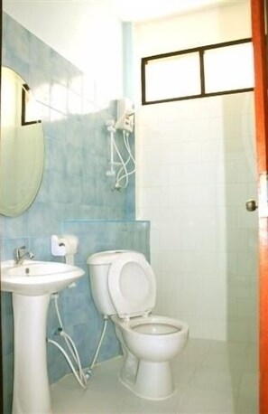 Standard Bungalow | Bathroom | Shower, free toiletries, towels