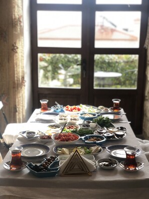 Her gün yerel tarzda kahvaltı (kişi başı 500 TRY) 